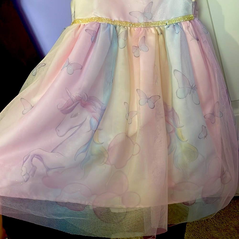 Beautiful girls, dress with unicorn, butterfly print 4-5T perfect for a wedding